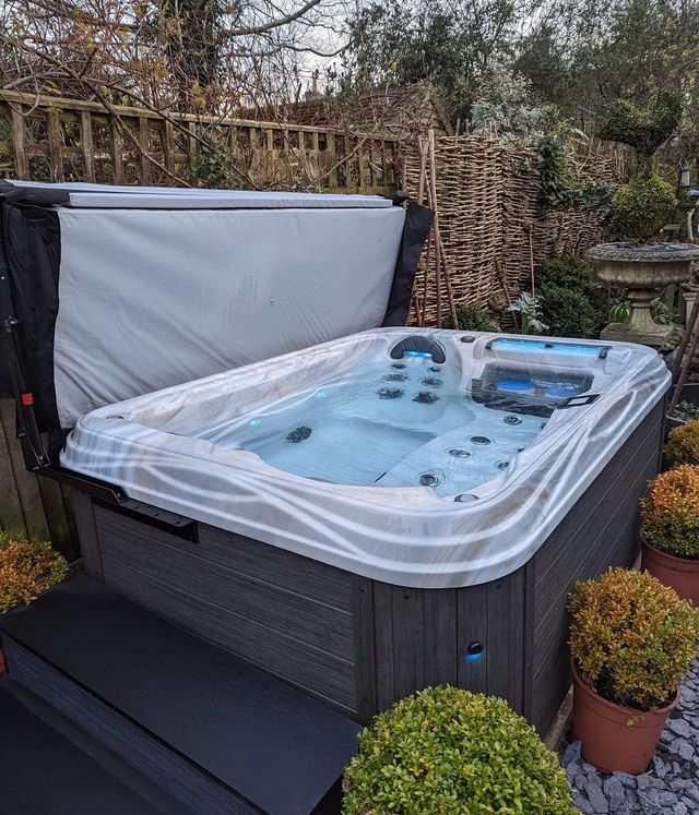 Island Spas Santa Cruz hot tub near Ascot Berks